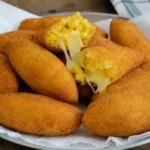 receita de bolinho de milho verde salgado com queijo e ervas frescas