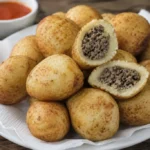 Aprenda como fazer bolinho de batata com carne moída perfeito, com massa macia, recheio suculento, dicas de preparo, variações, molhos e conservação.