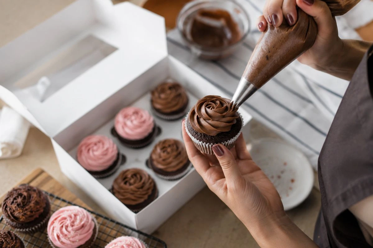 Vender cupcakes é uma excelente forma de conquistar renda extra. Aprenda como começar, calcular o preço de venda, encontrar clientes e aumentar o lucro com cupcakes caseiros.