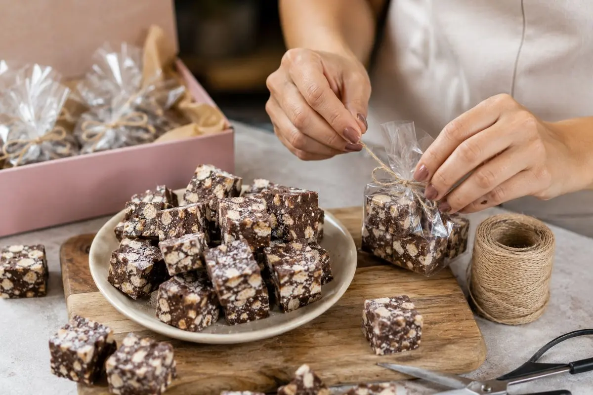 Vender palha italiana é uma ótima forma de conquistar renda extra. Aprenda como começar, calcular o preço de venda, encontrar clientes e aumentar o lucro com esse doce caseiro.