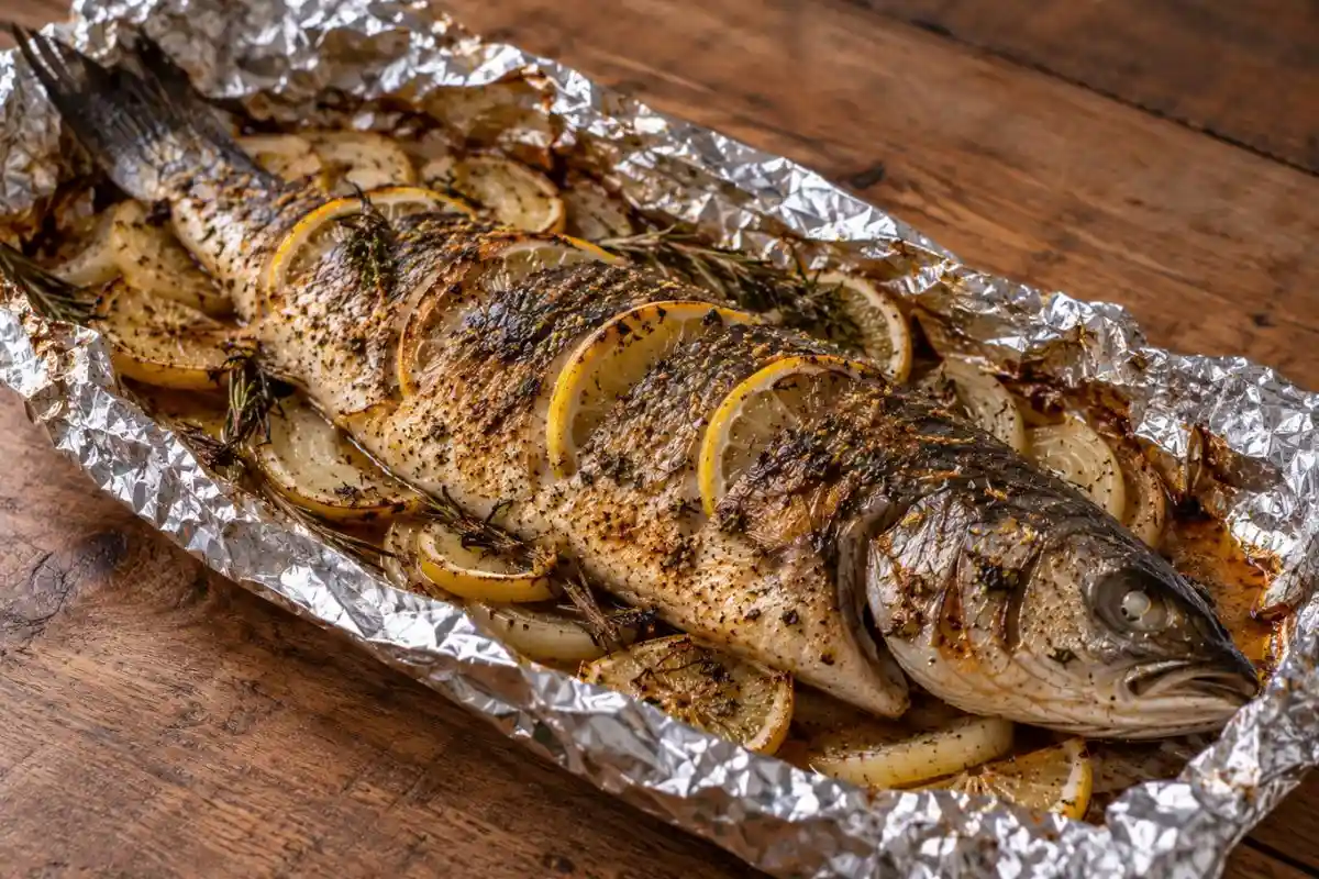 Aprenda a fazer robalo ao forno com limão siciliano, suculento e aromático, com tempero simples e dicas para acertar o ponto do peixe.