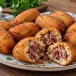 Bolinho de carne seca com batata com massa delicada e carne desfiada bem temperada. Uma receita de boteco perfeita para compartilhar com a família.
