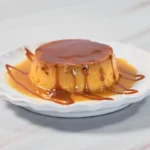 Pudim de doce de leite com textura delicada, sabor caramelizado e calda dourada, perfeito para servir gelado em almoços e ocasiões especiais.