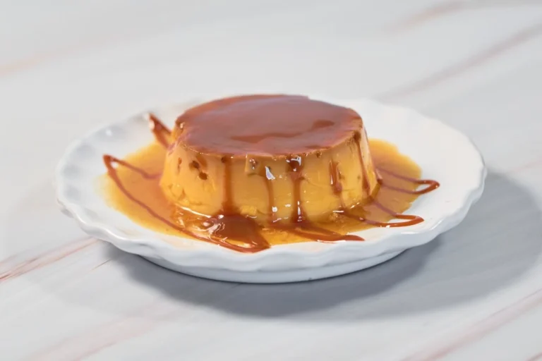 Pudim de doce de leite com textura delicada, sabor caramelizado e calda dourada, perfeito para servir gelado em almoços e ocasiões especiais.