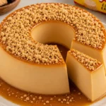 Pudim de paçoca com amendoim, leite condensado e calda de caramelo: uma sobremesa cremosa, fácil de preparar e perfeita para servir gelada.